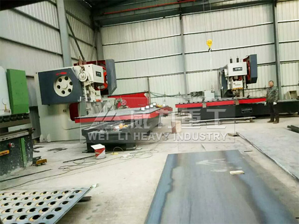 使用200噸深喉沖床沖孔除塵器花板的注意事項(xiàng)